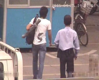 闯江湖?男子背自制屠龙刀倚天剑被抓-好看的电视剧-杭州19楼